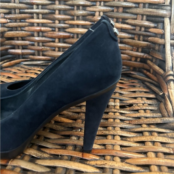 Stuart Weitzman navy suede  Women's Heels in size 7.5 Only worn a few times ! - Picture 9 of 16